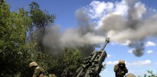 Украински военнослужещи стрелят с гаубица М777 на фронтовата линия