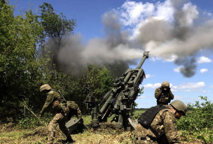 Украински военнослужещи стрелят с гаубица М777 на фронтовата линия