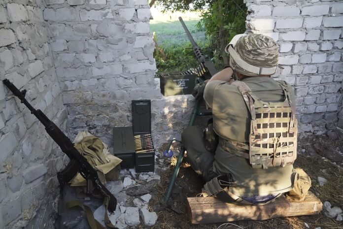 Украински войник на позиция близо до гр ХарковУкраинските сили в