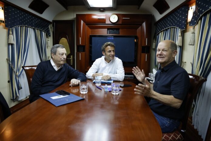 Френският президент Еманюел Макрон, германският канцлер Олаф Шолц и италианският министър-председател Марио Драги във влака за Киев