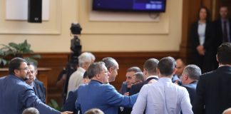 В залата се стигна до конфликт между депутатите на ПП и ДПС