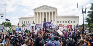 Активисти срещу абортите и активисти за правата на абортите протестират пред Върховния съд във Вашингтон
