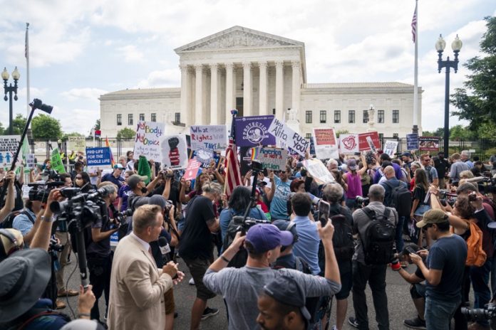 Активисти срещу абортите и активисти за правата на абортите протестират пред Върховния съд във Вашингтон