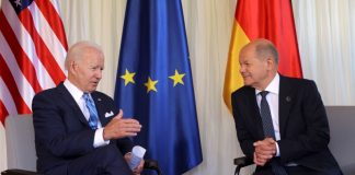 Джо Байдън и Олаф Шолц седят за двустранна среща преди първия ден от тридневната среща на върха на Г-7