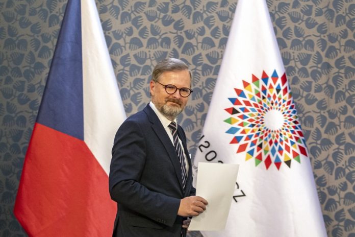 Чешкият министър председател Петър ФиалаЧешкото правителство оцеля при гласуването на вот