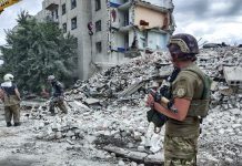 Украински спасители почистват отломките на жилищна сграда след обстрел в Часов Яр, Украйна, 10 юли 2022 г.