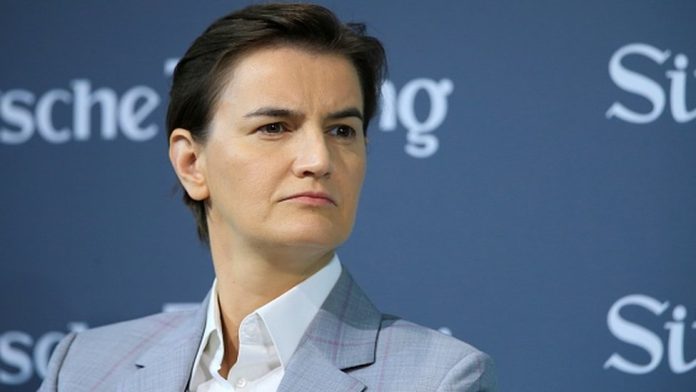 Екзотичното политическо присъствие на сръбския премиер Ана Бърнабич продължава да