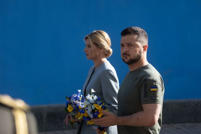 Президентът на Украйна Володимир Зеленски и съпругата му Oлена полагат