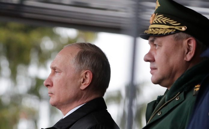 На снимката Владимир Путин и Сергей ШойгуРуският министър на отбраната