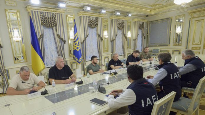 Президентът на Украйна Володимир Зеленски разговаря в Киев с представители на МААЕ, 30 август 2022 г.
