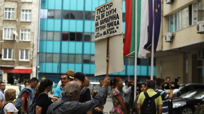 Протест пред Министерството на енергетиката. 30.08.2022 г. Снимка: БГНЕСГраждани, присъстващи
