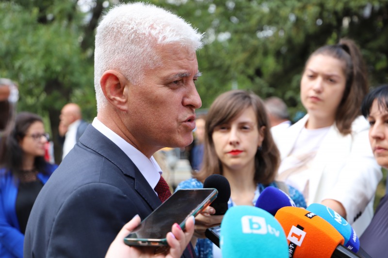 Министърът на отбраната упорито продължава да притеснява българското общество с