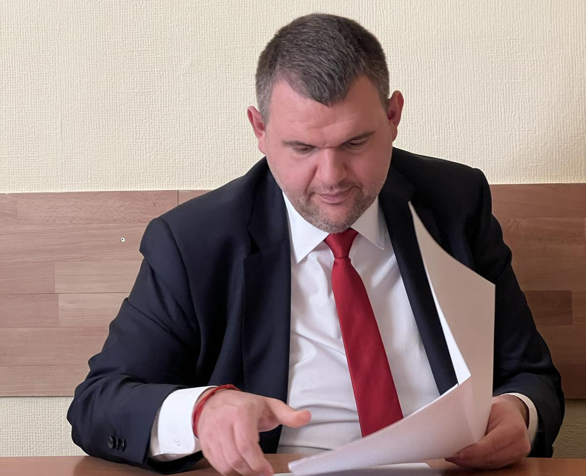 Депутатът от ДПС Делян Пеевски изчака Продължаваме промяната да дадат