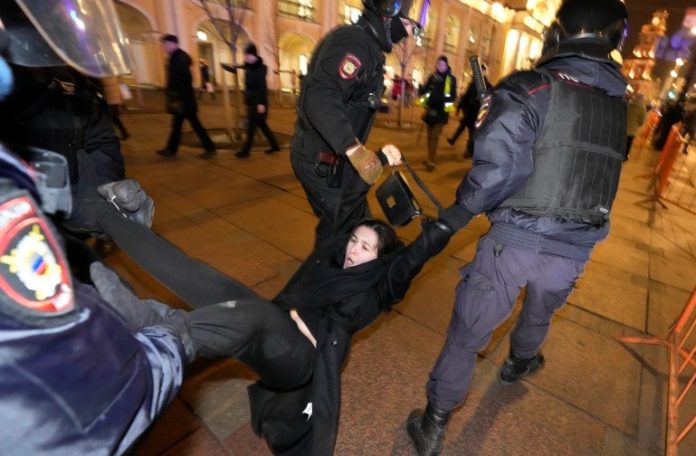 Полицията арестува антивоенен демонстрант по време на протест на 2