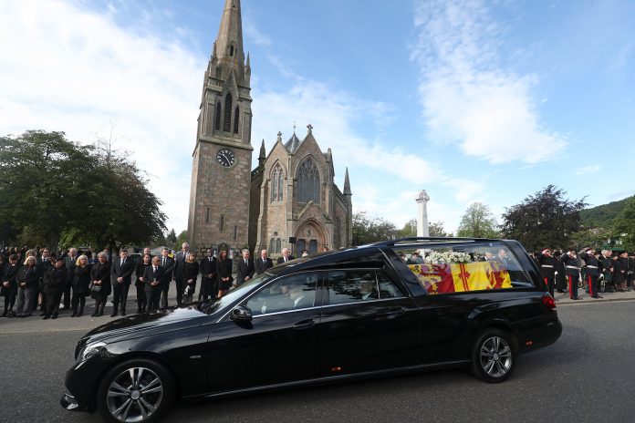 Дъбовият ковчег на кралица Елизабет II напусна Балморал шотландското провинциално