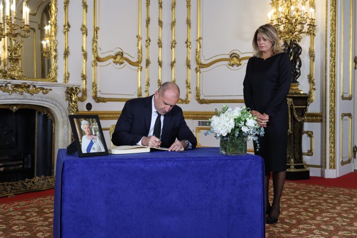 Подписване на книгата за съболезнования от българския държавен глава Снимка