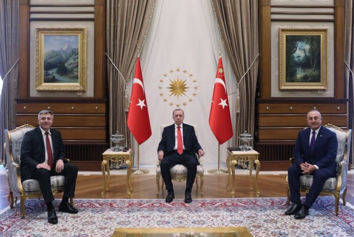 На снимката Мустафа Карадайъ Реджеп Тайип Ердоган и Мевлют ЧавушоглуКолко