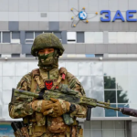 Руски войник стои на пост в Запорожката атомна централа