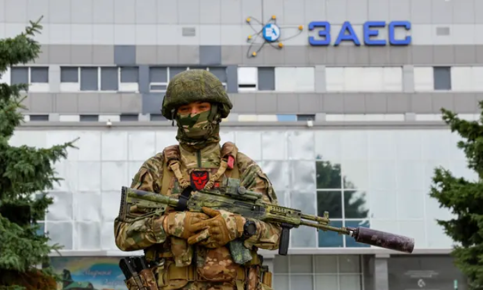 Руски войник стои на пост в Запорожката атомна централа