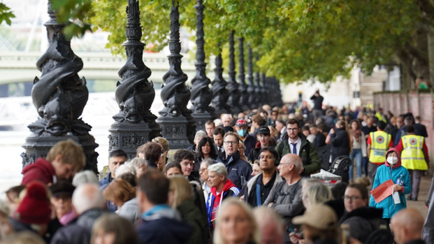  Опашка от искащи да се сбогуват с кралица Елизабет Втора 