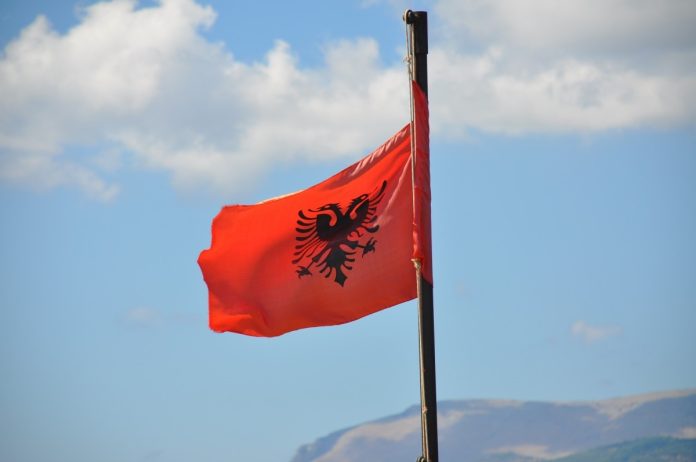 Правната комисия на албанския парламент одобри двете инициативи предложени от