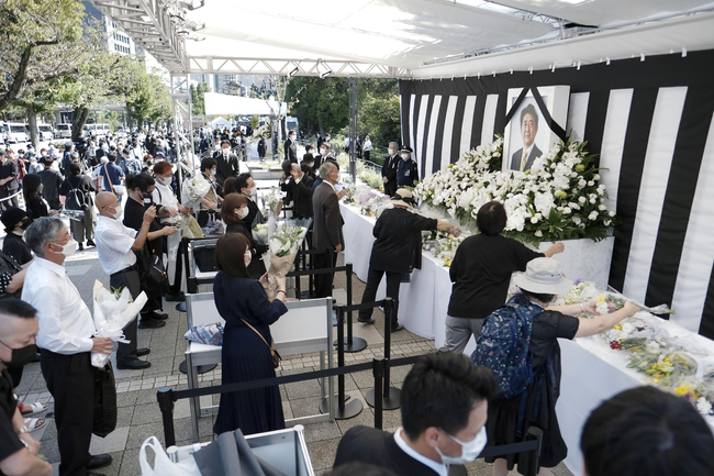  Хора сервират цветя и отдават последна респект на убития японски министър председател Шиндзо Абе. 