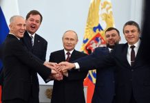 Владимир Путин и четиримата проруски ръководители на анексираните територии. Снимка: АП