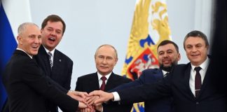 Владимир Путин и четиримата проруски ръководители на анексираните територии. Снимка: АП