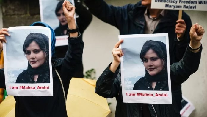 Снимка EPA БГНЕССтудентки в Техеран скандират Изчезвай докато иранският президент Ебрахим