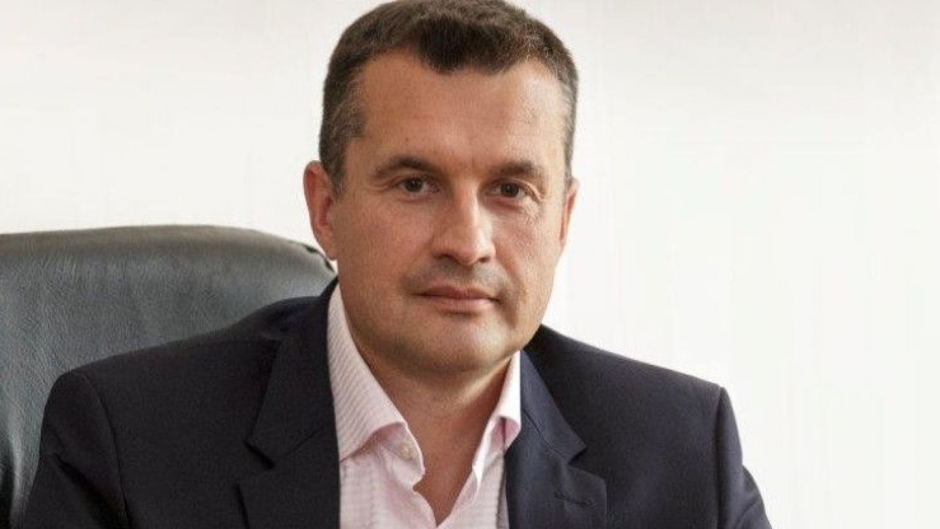 Калоян Методиев е политолог, доктор по политически науки. Бивш началник