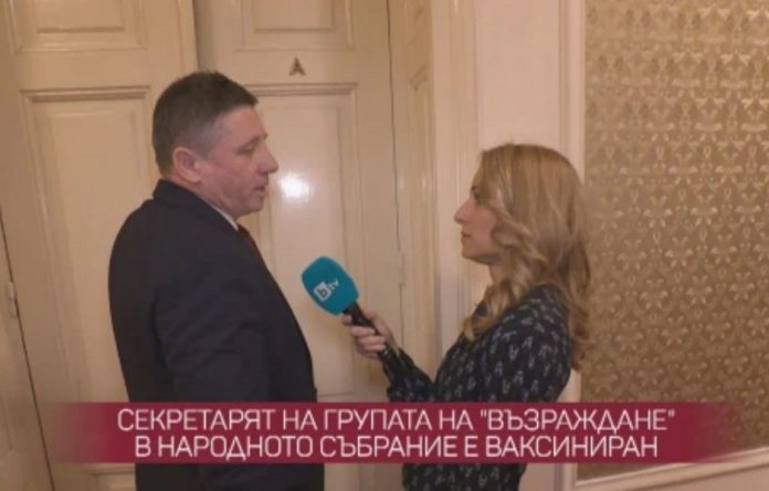 Потвърдилият че е ваксиниран депутат от Възраждане Николай Дренчев и