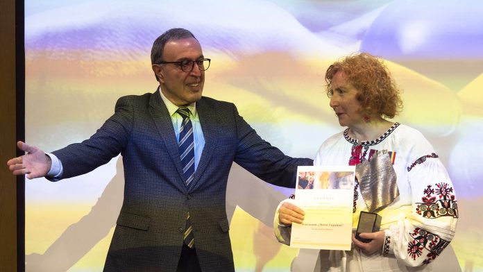 Президентът Стоянов и Олена Коцева която получи голямата награда за