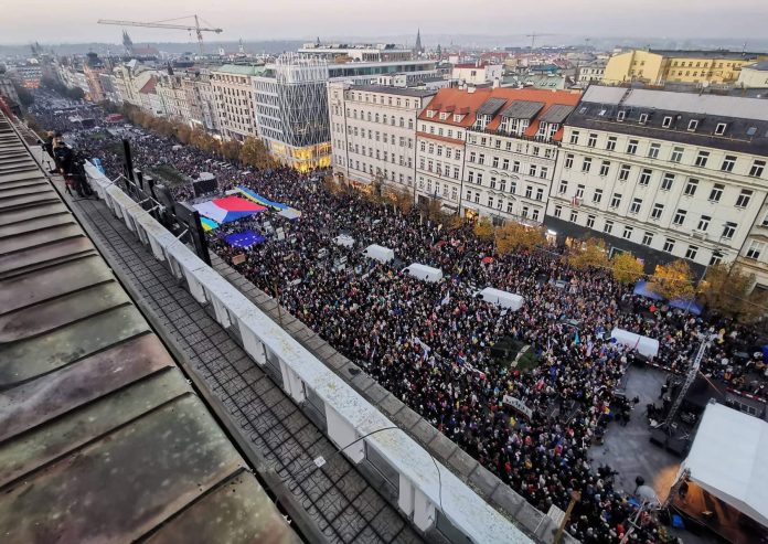 Кадър от шествието Снимка Prague Morning FacebookДесетки хиляди чехи се събраха