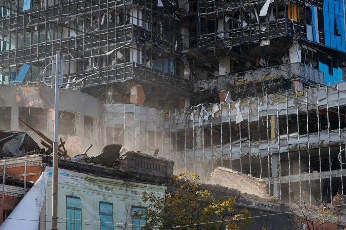 Пораженията по сграда в украинската столица Киев след въздушните удари