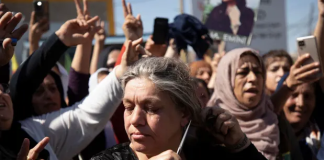 Жена подстригва косата си по време на протест заради смъртта на Махса Амини в контролирания от кюрдите град Камишли в Североизточна Сирия