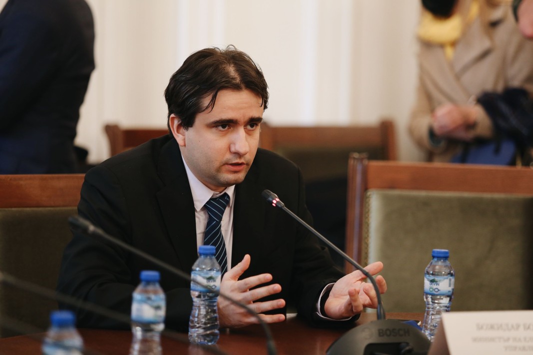 СподелиБожидар Божанов е програмист предприемачи политик от партията Да България