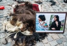 Жените отрязват косите си на протестите в Иран