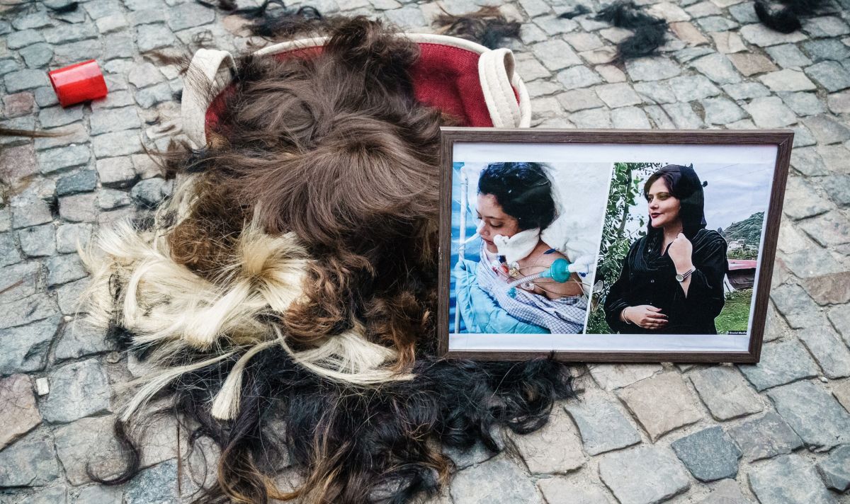 Жените отрязват косите си на протестите в Иран Снимка ЕПА