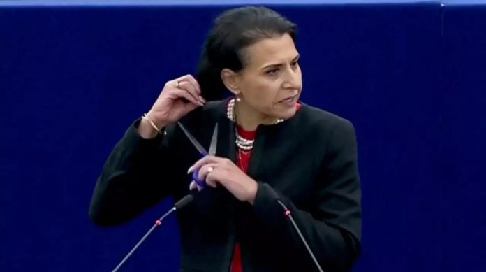 Абир Ал Сахлани отрязва косата сиШведска депутатка от Европейския парламент отряза