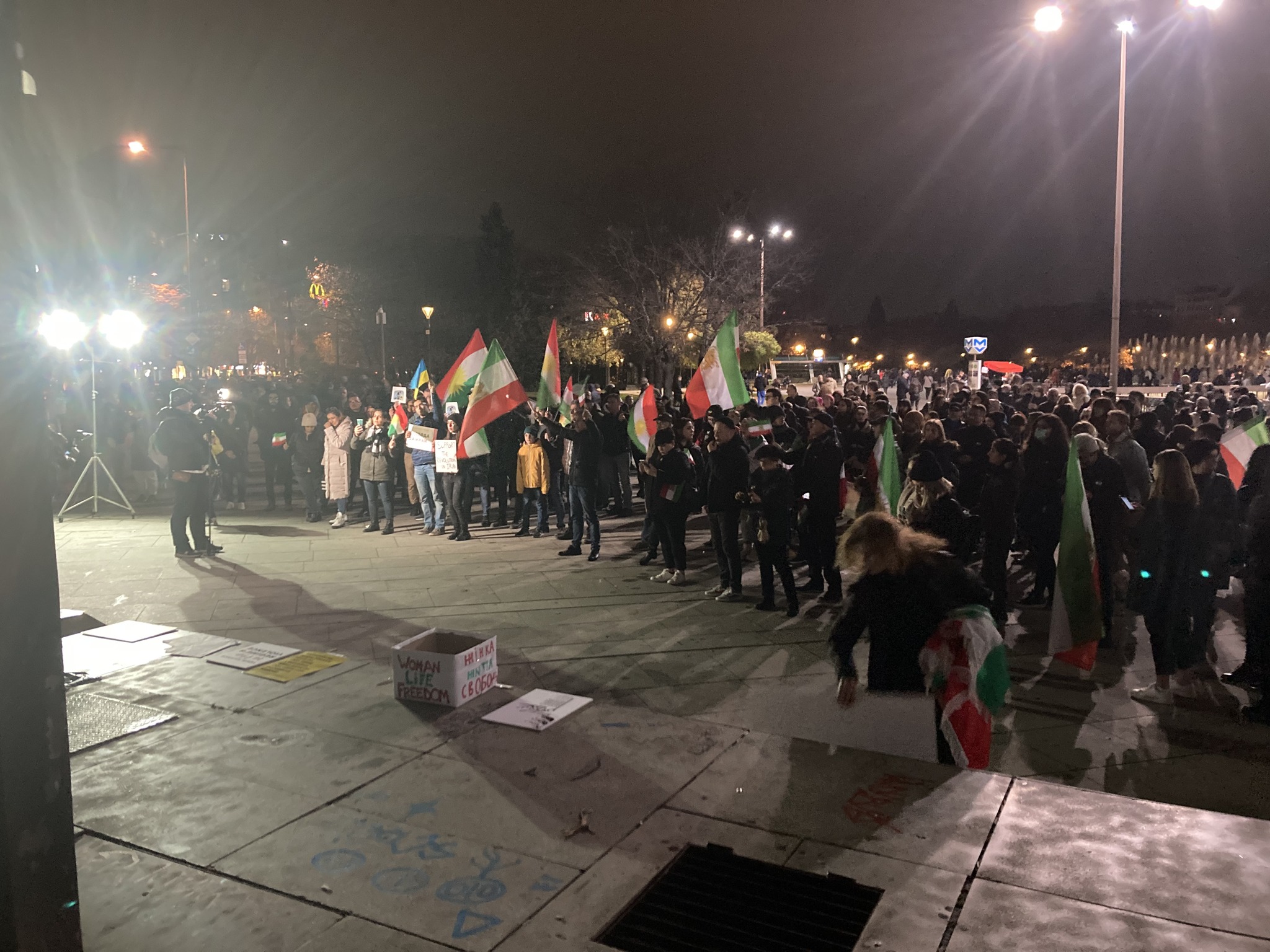 Граждани се събраха вчера вечер на мирен протест пред НДК