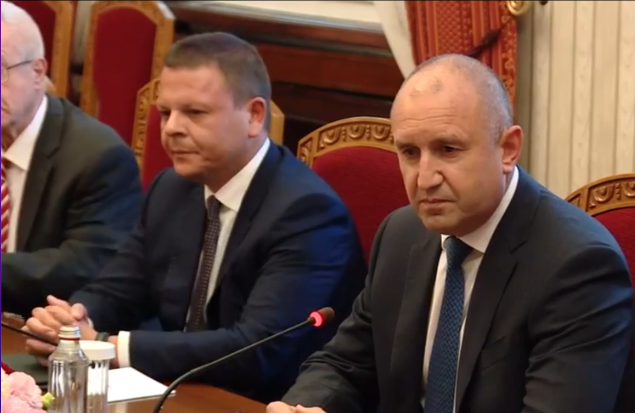 Президентът Румен Радев и транспортният министър Христо Алексиев на среща