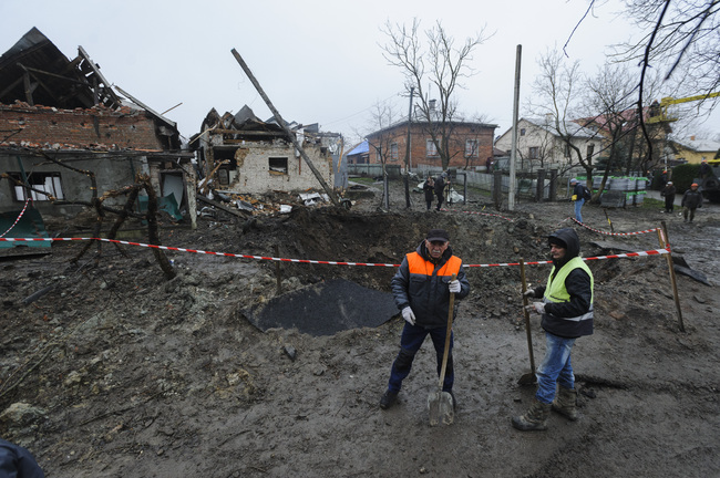 Резултати от руски обстрел във Лвовска област. Снимка: АП/БТАОбобщаваме по-важните