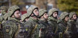 Украински военни в наскоро отвоювания град Херсон. Снимка: АП/БТА
