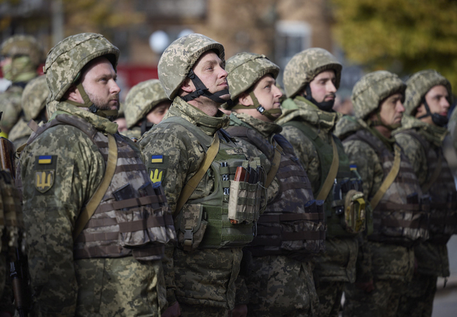 Украински военни в наскоро отвоювания град Херсон. Снимка: АП/БТА