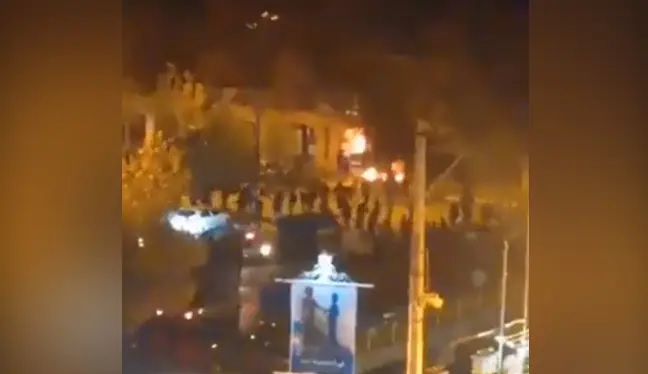 Протестиращите в Иран подпалиха родната къща на основателя на ислямската