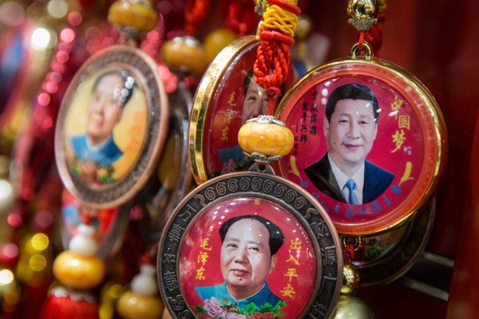 Сувенири с портрети на китайския президент Си Дзинпин и бившия