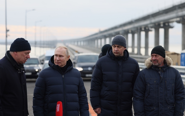 Путин на инспекция на Кримския мост. Снимка: БТАПрезидентът на Русия