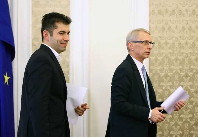 На снимката: Кирил Петков и Николай ДенковВсички парламентарни групи са