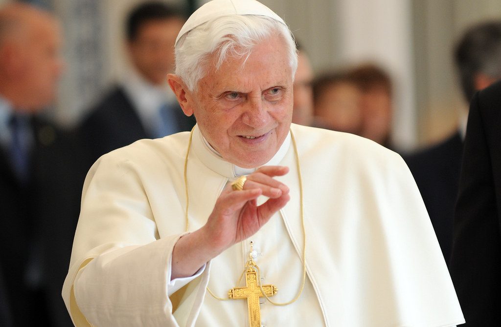 На снимката папа Бенедикт XVIБившият папа Бенедикт който през 2013