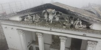 Бомбардираният театър в Мариупол